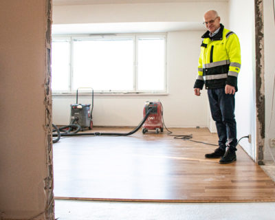 Parkettiliike Säkkinen asentaa lattiat ja listat.
